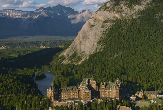 Juicy Premium || Small Group of No More Than 14 People | Banff National Park+Columbia Glacier+Moraine Lake+Yoho National Park+BC Wildlife Park 5-Day Tour(Two nights stay at Fairmont Chateau Hotel)